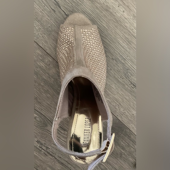 Jennifer Lopez Beige Studded Heels - Picture 6 of 12